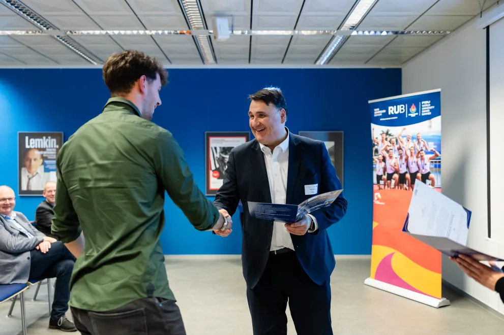 Der Rektor Martin Paul ehrt den Stabhochspringrt Constantin Rutsch.