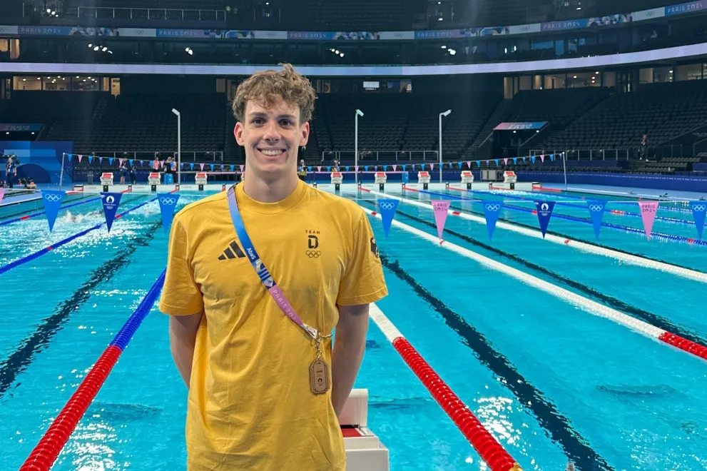Der Schwimmer Cedric Büssing posiert im Schwimmstadion während der Olympischen Spiele in Paris