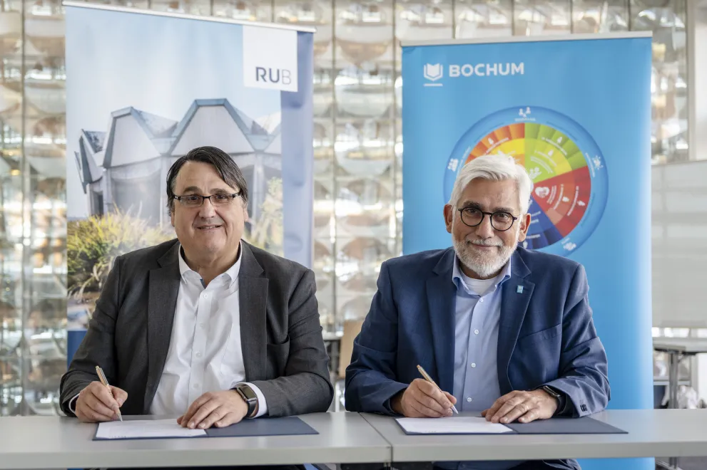 Der Rektor der RUB und der Oberbürgermeister von Bochum während der Unterschreibung der Kooperationsvereinbarung