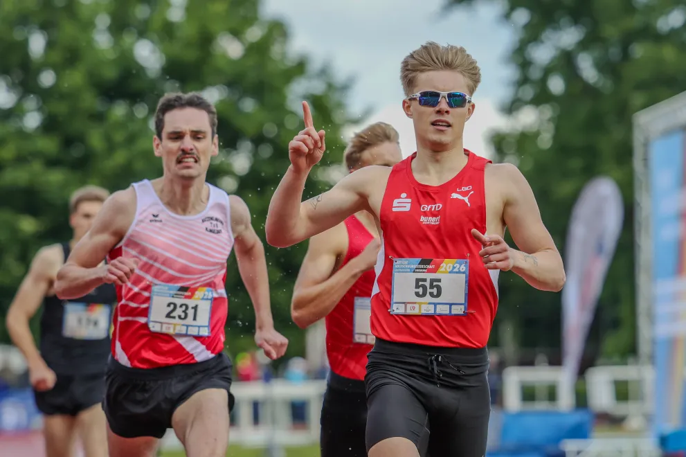 Paul Gröver jubelt beim Zielspurt über 800 Meter.