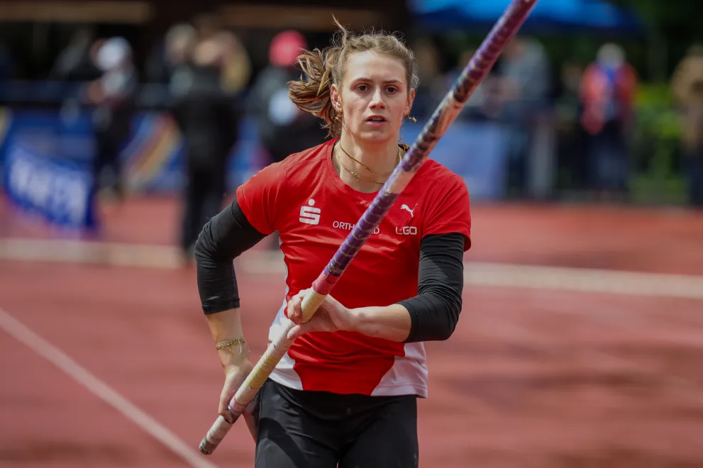 Lea Laux beim Anlauf im Stabhochsprung