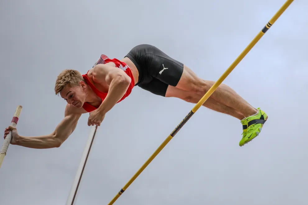Hendrik Hohmann fliegt beim Stabhochsprung über die Latte.