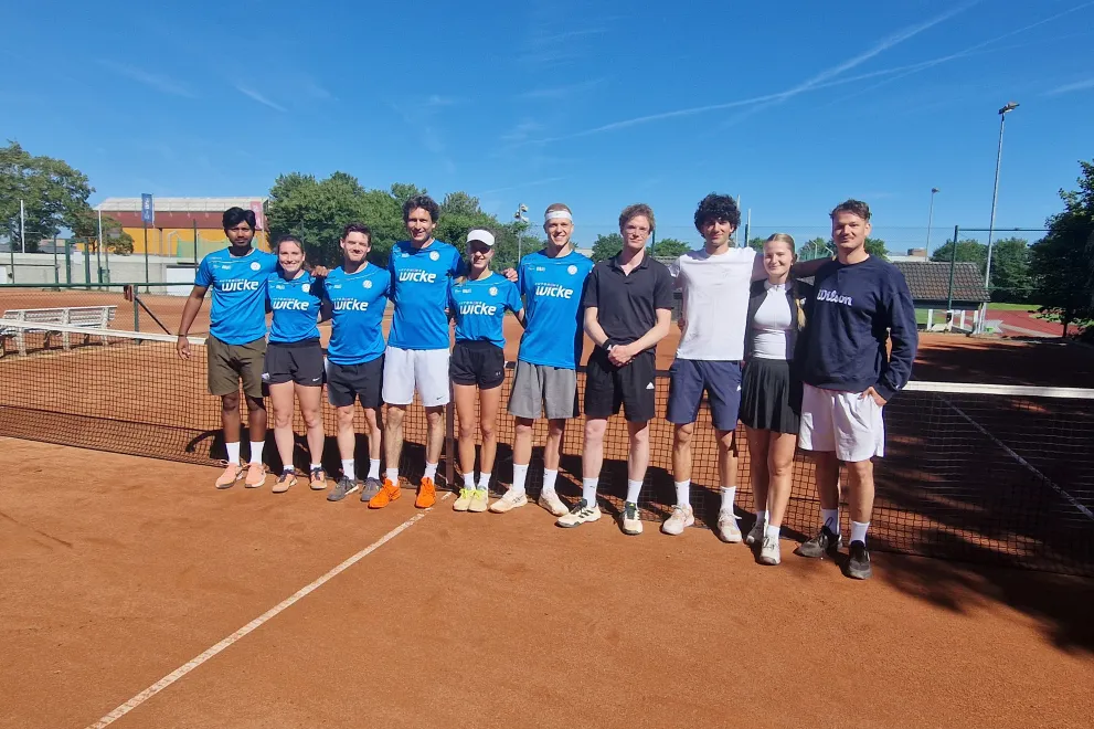 Die Spielerinnen und Spieler des Achtelfinals der DHM Tennis auf einem Tennisplatz.