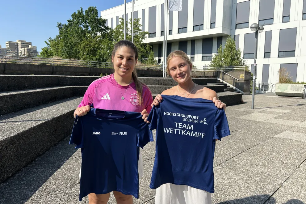Celine Demirönal und Ilka Pallares Hönmann präsentieren zusammen das Trikot vom Hochschulsport Bochum