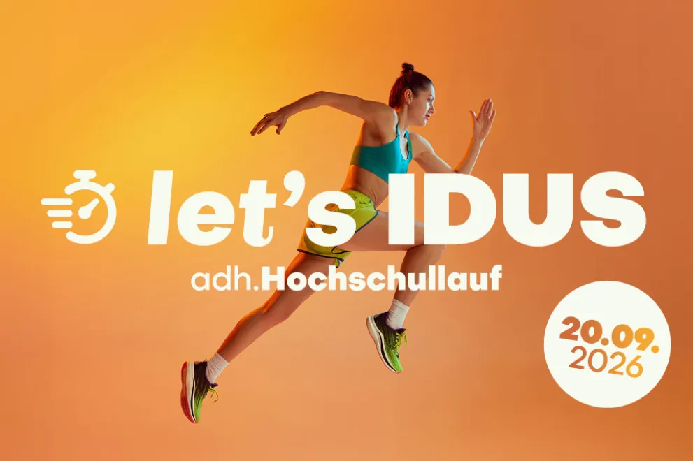 Eine Läuferin in ihrer Bewegung. Im Vordergrund das Logo "let's IDUS adh Hochschullauf"
