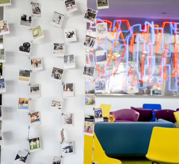 Ein Exponat der Ausstellung Excellence in Motion, bestehend aus vielen kleinen Fotos, welche das Angebot des Hochschulsports darstellen.